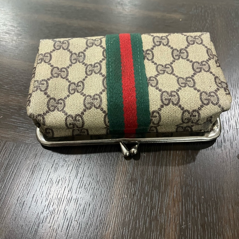 Gucci
Authentic Vintage 1970s Gucci makeup/sewing bag with Mirror all Original. - Picture 7 of 10